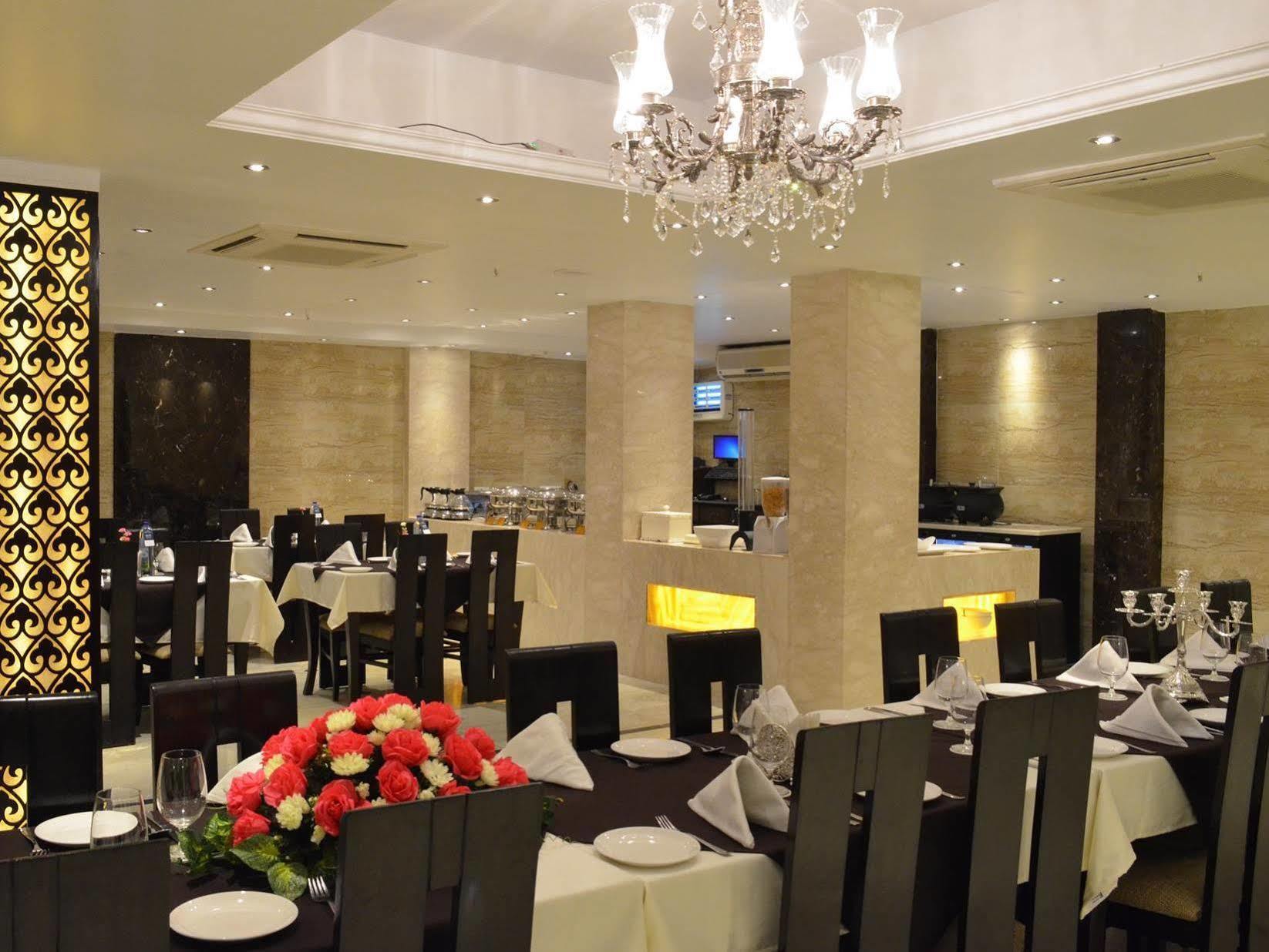 Hotel Emperor Palms Nueva Delhi Exterior foto